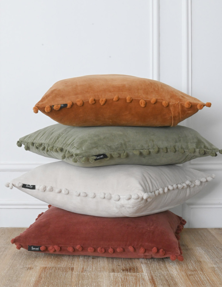 Coussin velours pompon  100% coton...